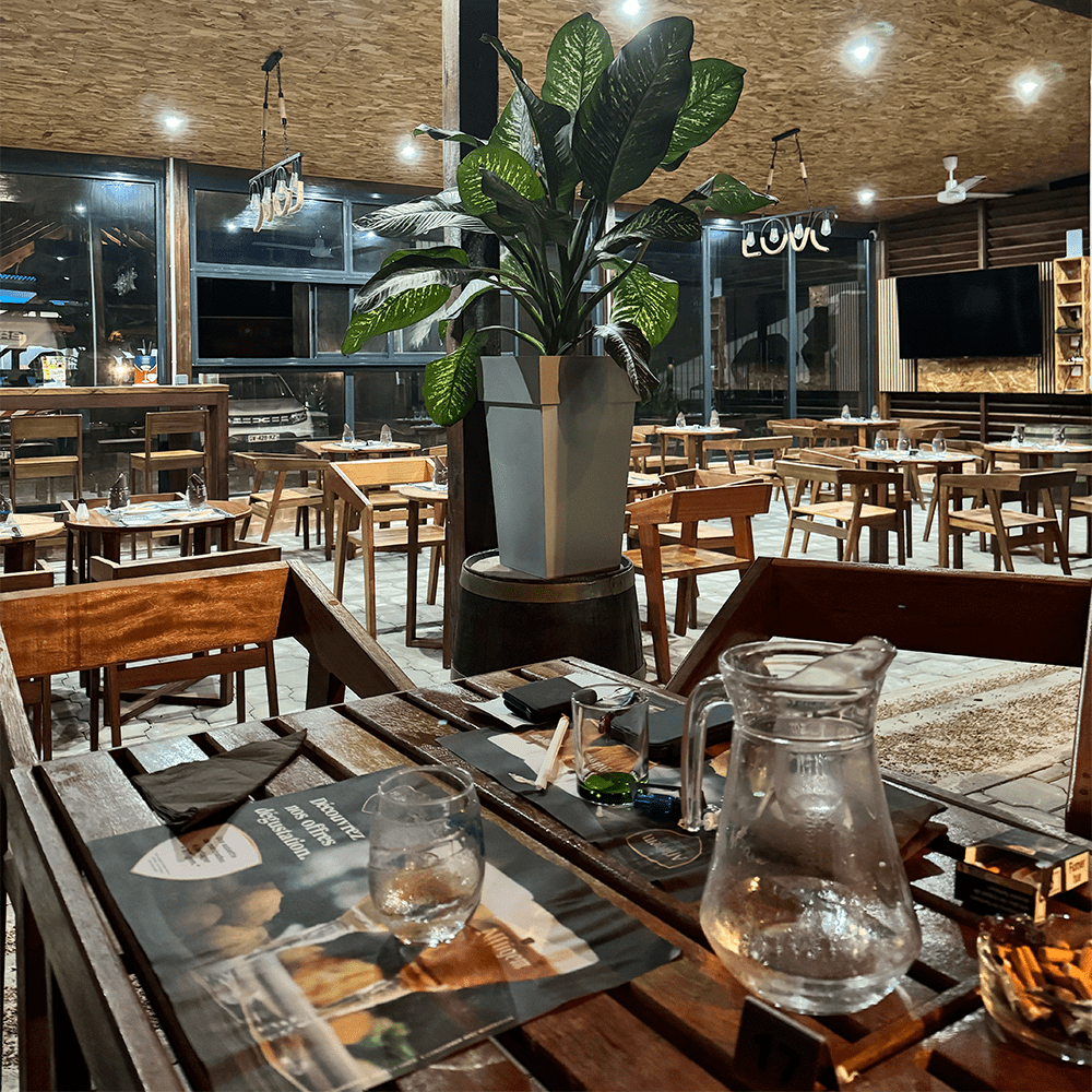 Clos des ebeniers - saveurs des ébènes Restaurant avec table et chaise en bois